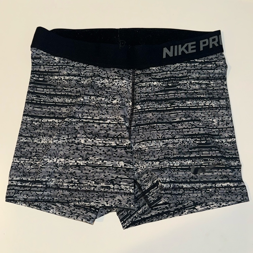Nike Pros Black, White, Gray Patterned Size: M
